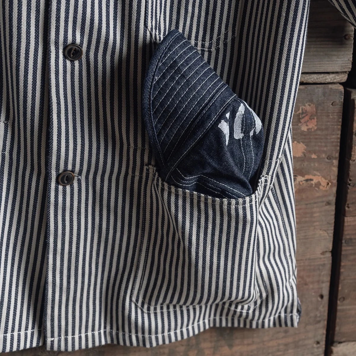 Camisa sem gola masculina TURBOSAN com estampa listrada e bolso frontal para um visual moderno