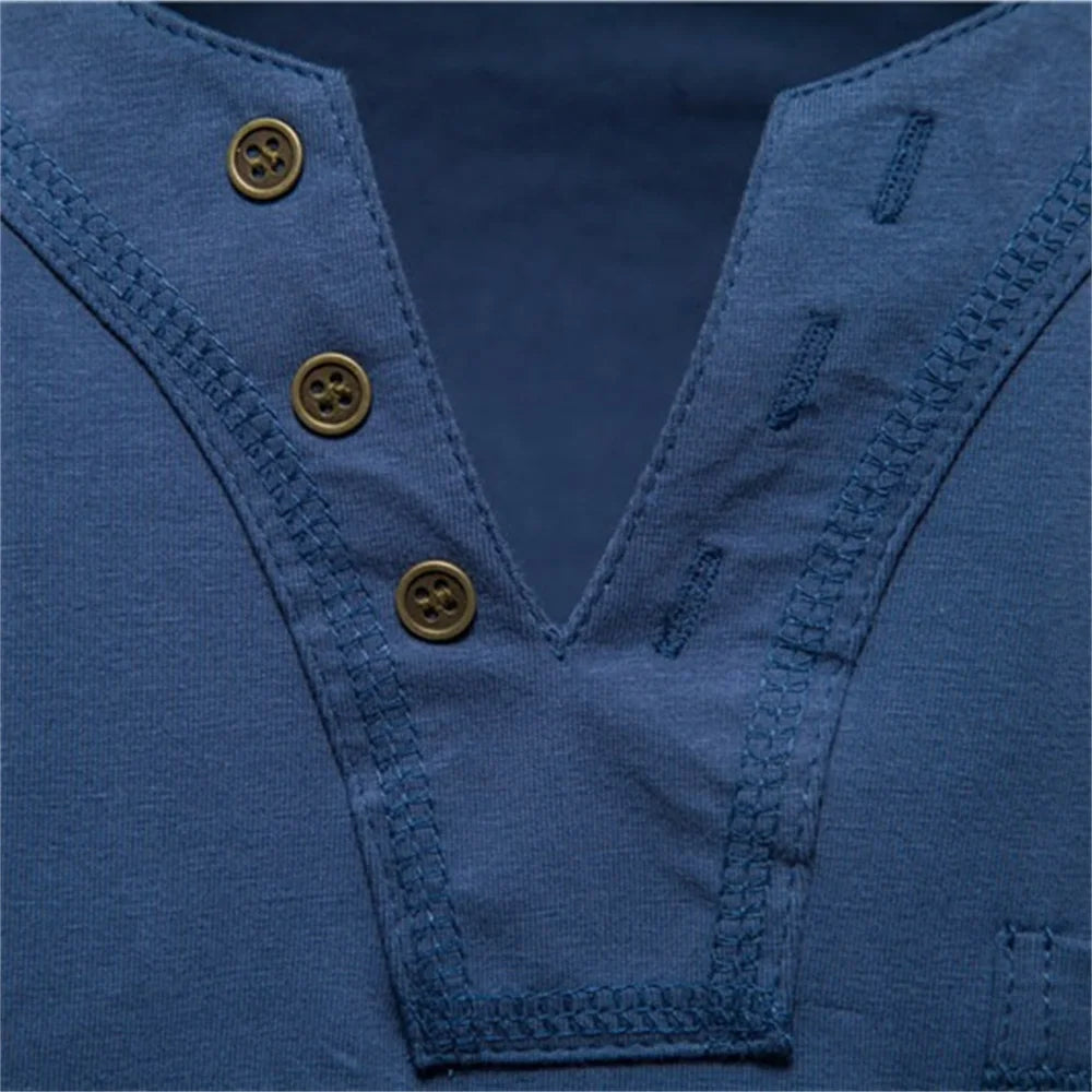 Detalhe do decote em V e botões da camiseta casual masculina AIOPESON em tom azul