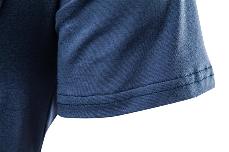 Detalhe da manga da camiseta casual masculina AIOPESON em tom azul, com costura resistente e acabamento suave