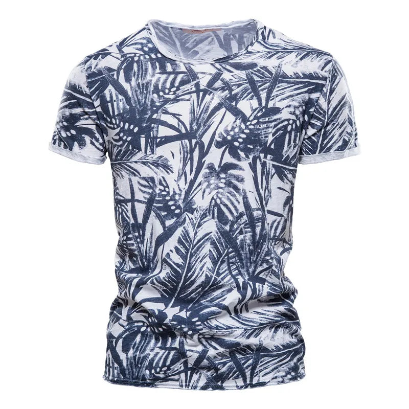 Camiseta masculina estampa folhas da AIOPESON em fundo claro com desenhos tropicais em azul