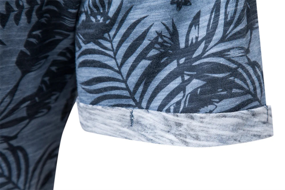 Camiseta havaiana masculina com estampa de folhas e detalhes em cinza claro