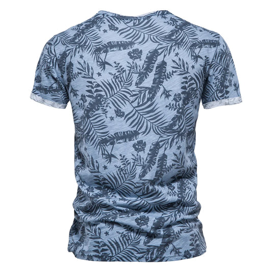 Camiseta havaiana masculina com estampa de folhagens em tons de azul, ideal para looks casuais