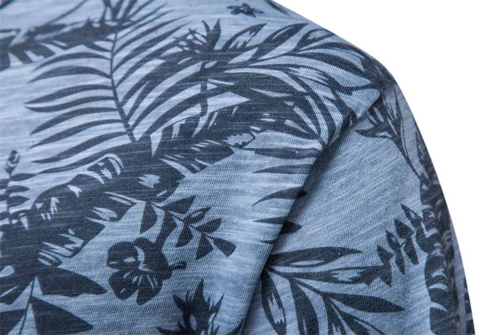 Camiseta havaiana masculina com estampa de folhas tropicais em tom azul claro