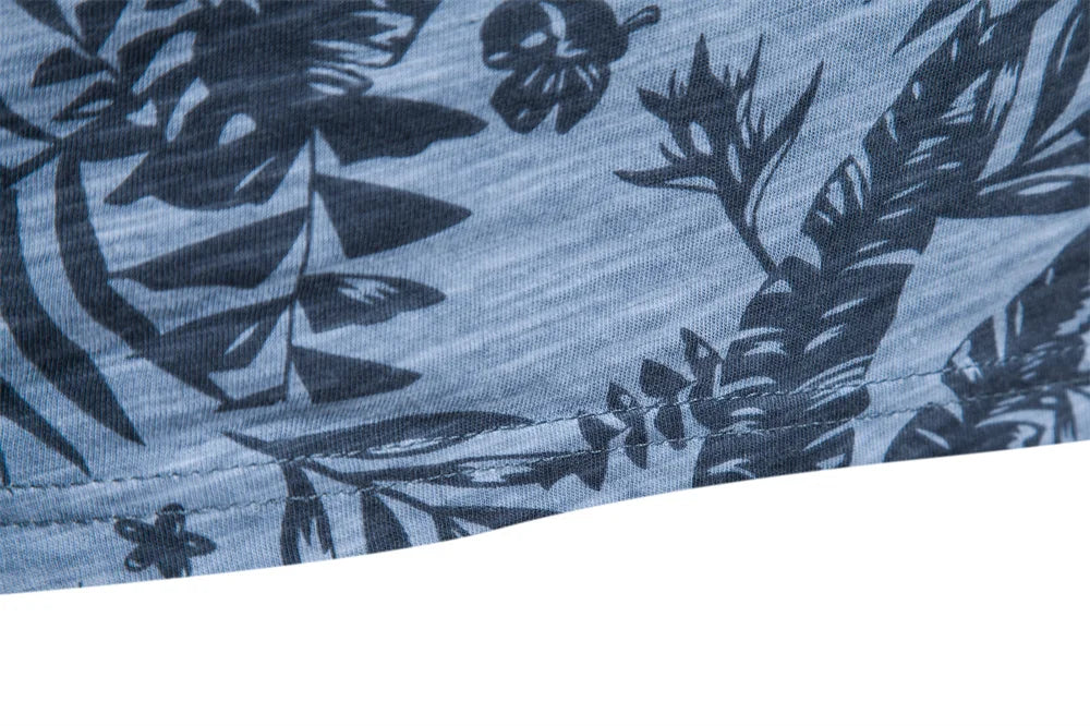 Camiseta havaiana masculina em azul com estampa de folhas tropicais e design casual