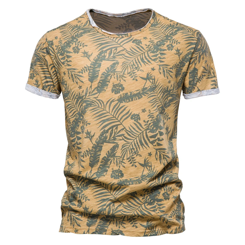 Camiseta havaiana masculina estampada com folhas verdes e fundo amarelo para estilo tropical