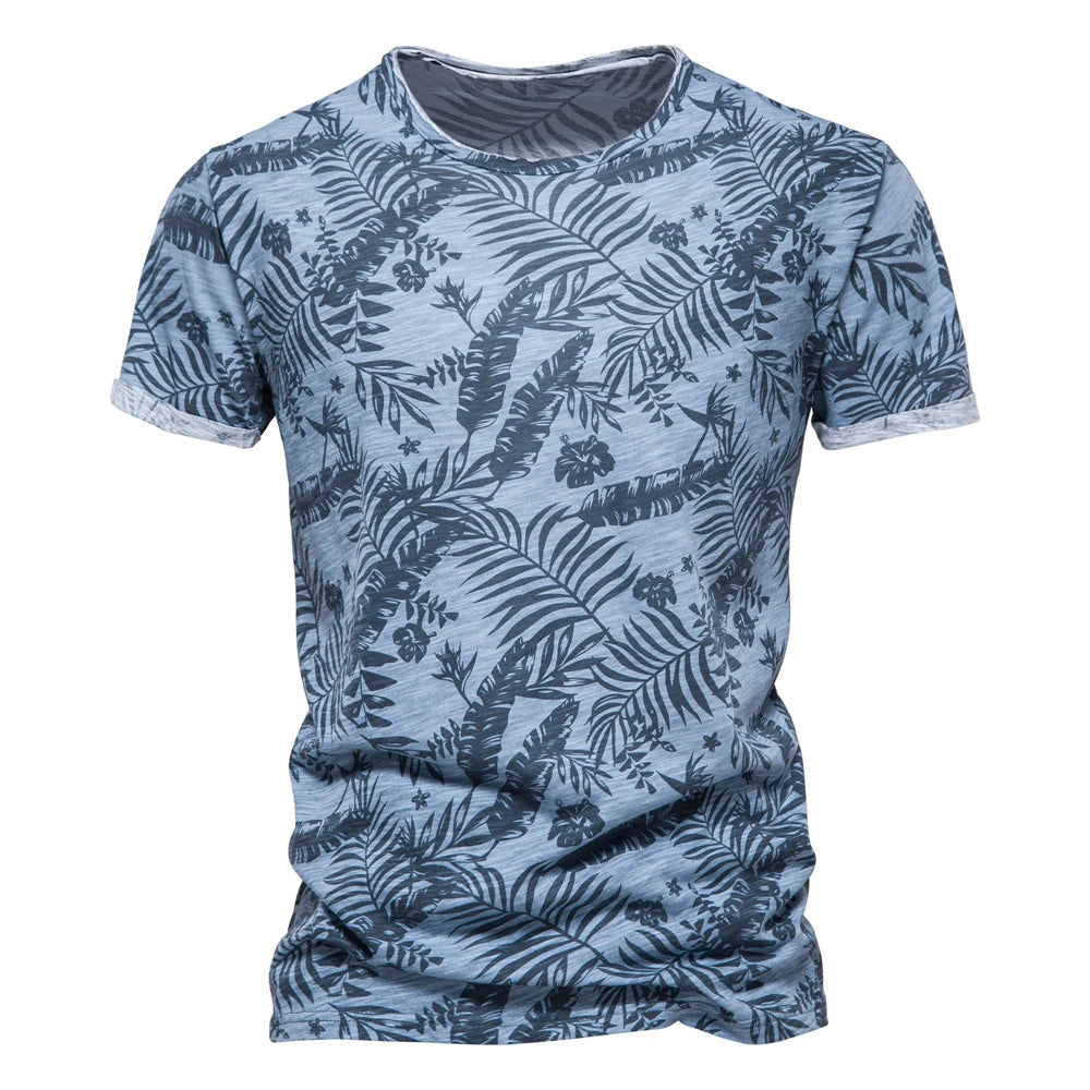 Camiseta havaiana masculina com estampa de folhas em tons de azul e preto, ideal para o verão