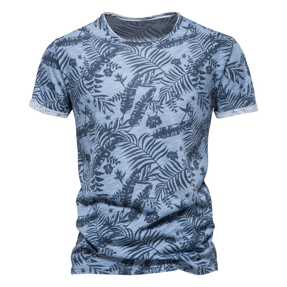 Camiseta havaiana masculina com estampa de folhas em azul claro e design casual para o verão