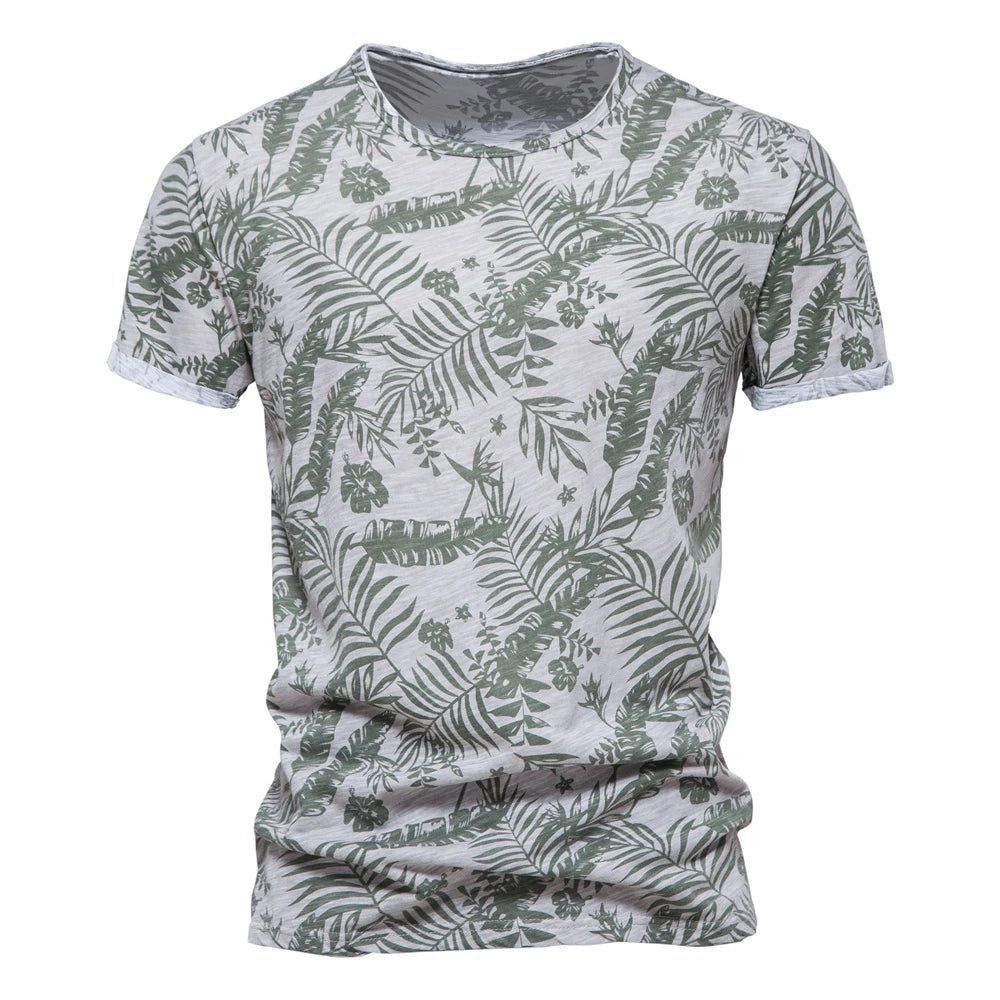 Camiseta havaiana masculina com estampa de folhagens verdes em fundo claro para um estilo casual e tropical