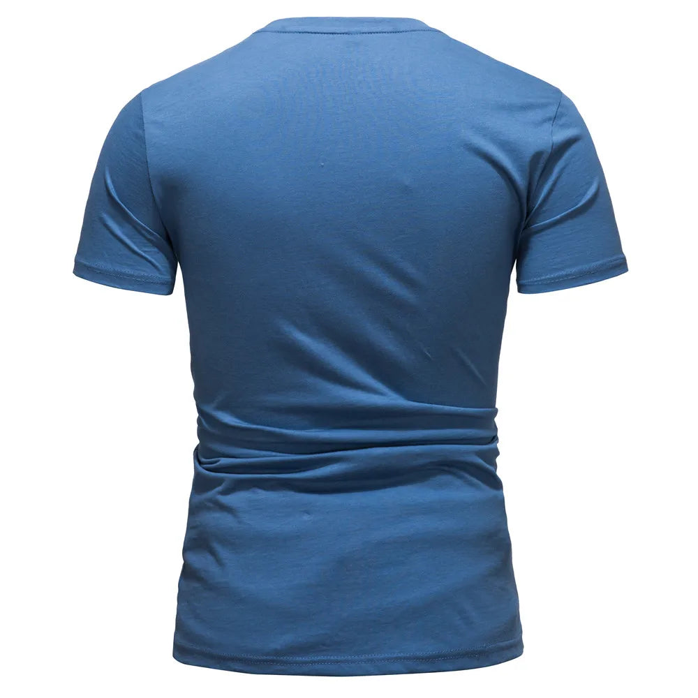 Camiseta masculina patchwork em azul, com design moderno e confortável para uso diário