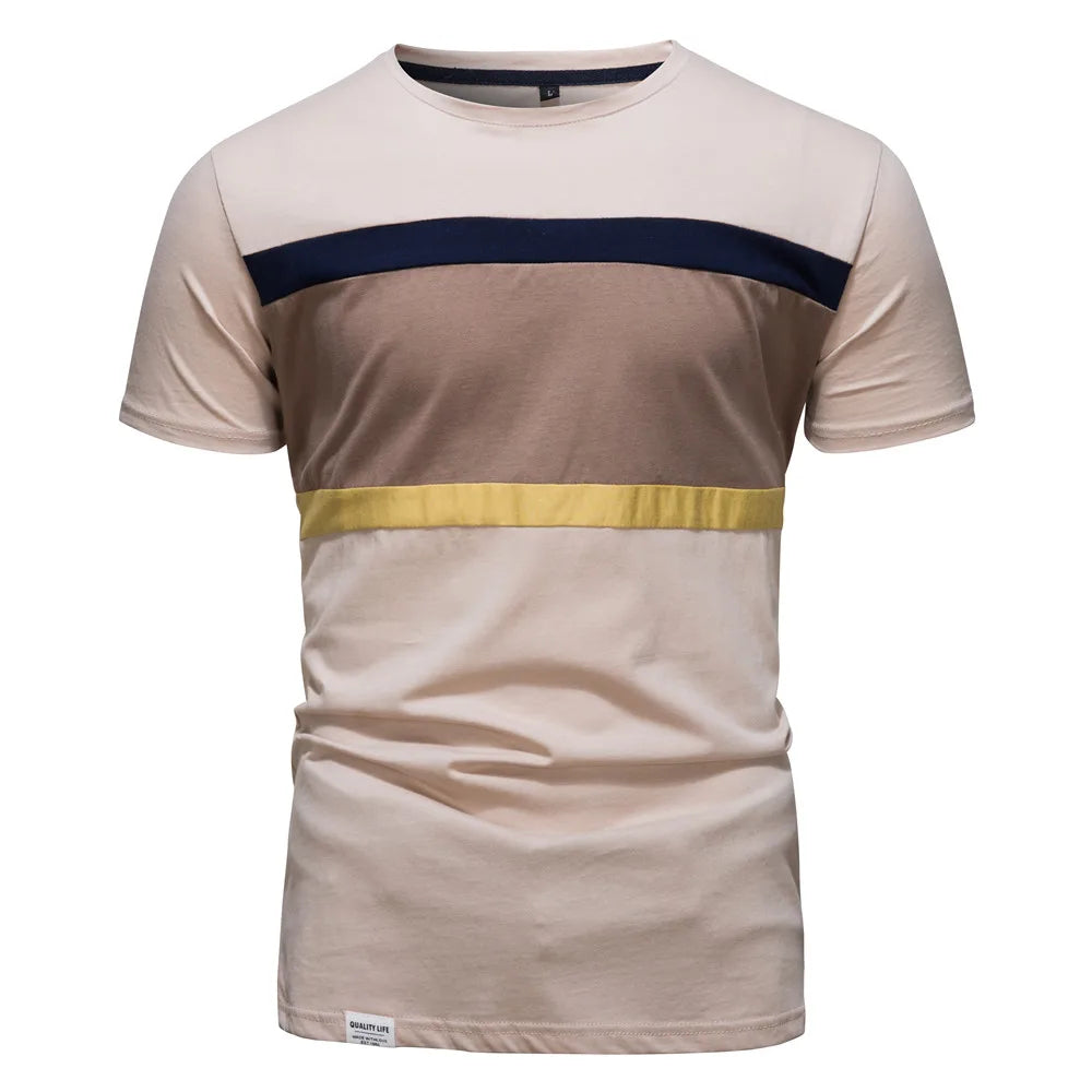Camiseta masculina patchwork com listras em tons neutros e detalhes em amarelo