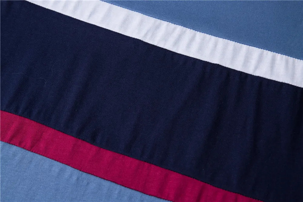 Camiseta masculina patchwork com detalhes em camadas de diferentes cores e texturas