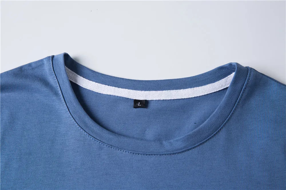 Detalhe do colarinho de camiseta masculina patchwork em azul com acabamento confortável