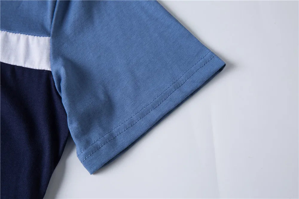 Camiseta masculina patchwork com design moderno em tons de azul e detalhes em branco