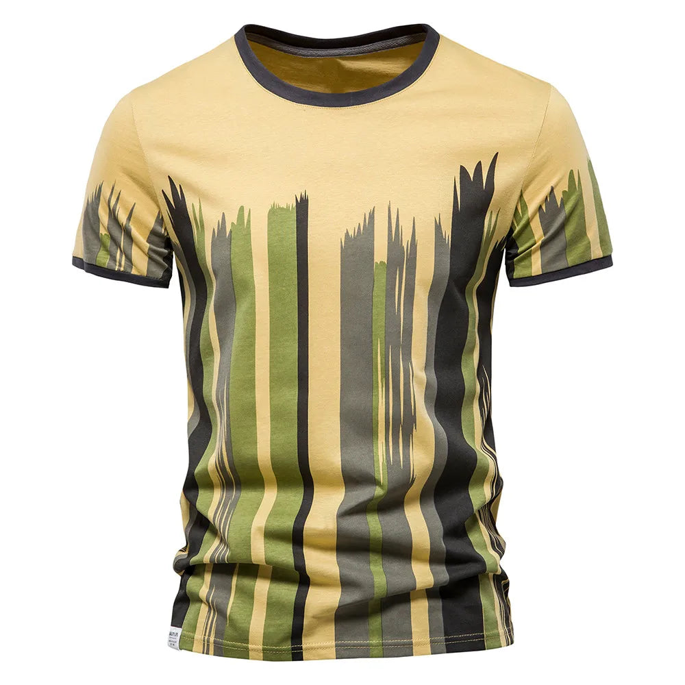 Camiseta masculina streetwear com estampa em listras verdes e amarelas, confortável e moderna