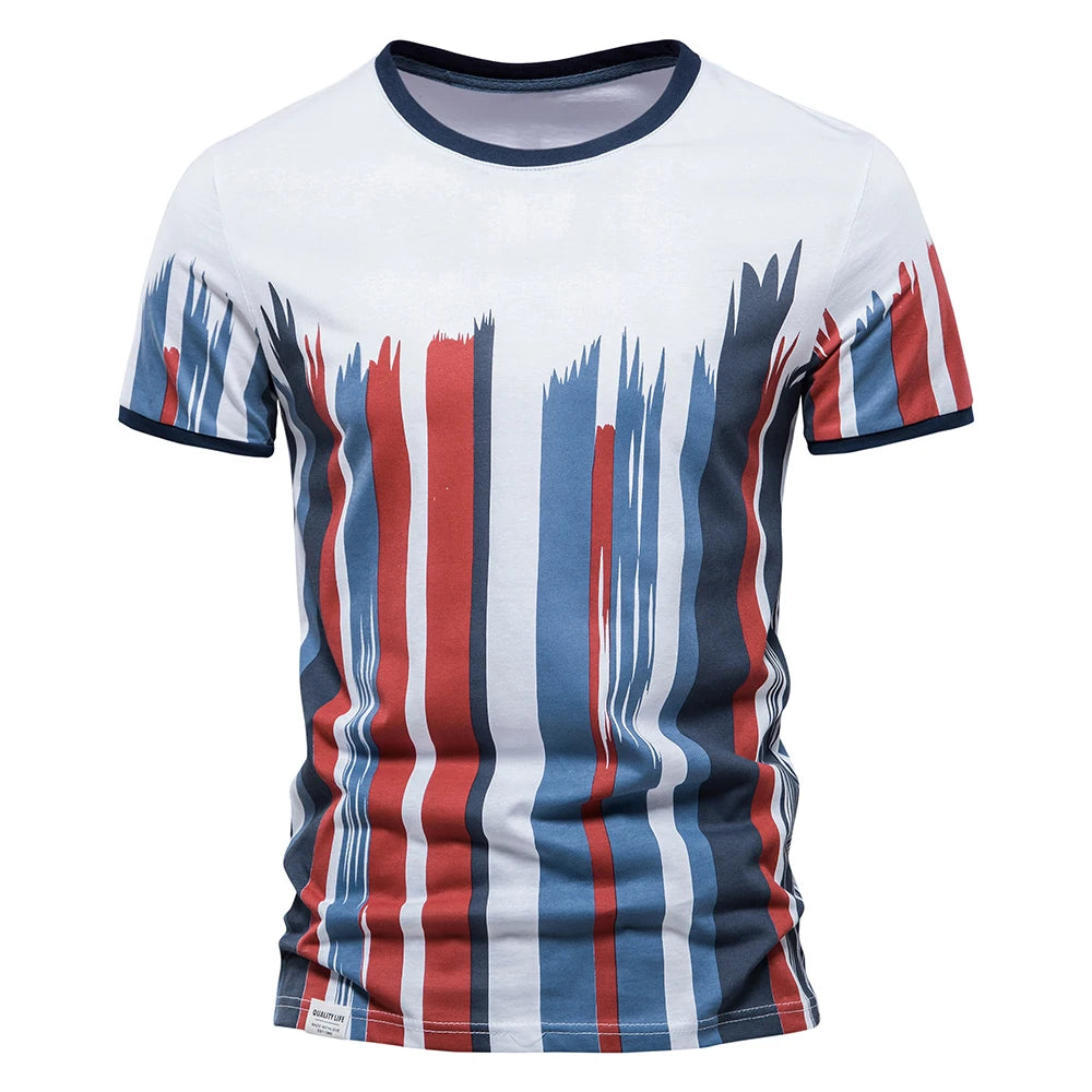 Camiseta masculina streetwear com estampa colorida em listras verticais em tons de azul e vermelho
