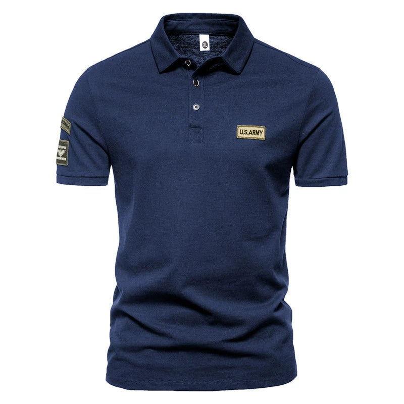 Camiseta militar masculina em azul escuro com patches de exército e colarinho polo