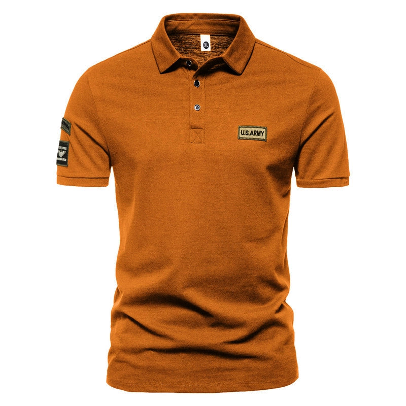 Camiseta militar masculina em tom laranja com detalhes da U.S. Army e gola polo