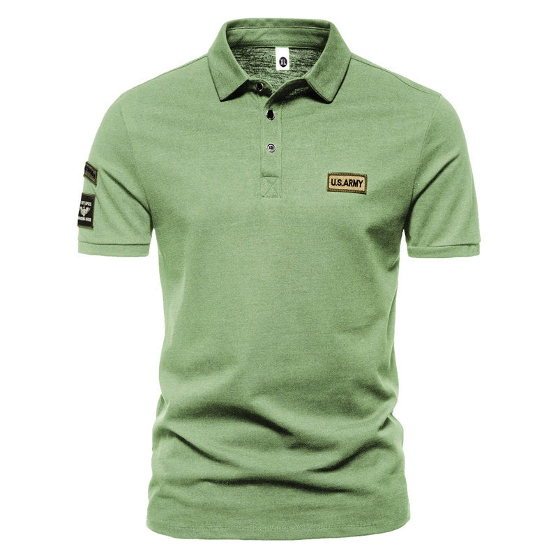 Camiseta militar masculina verde com detalhe da US Army e gola polo para uso casual