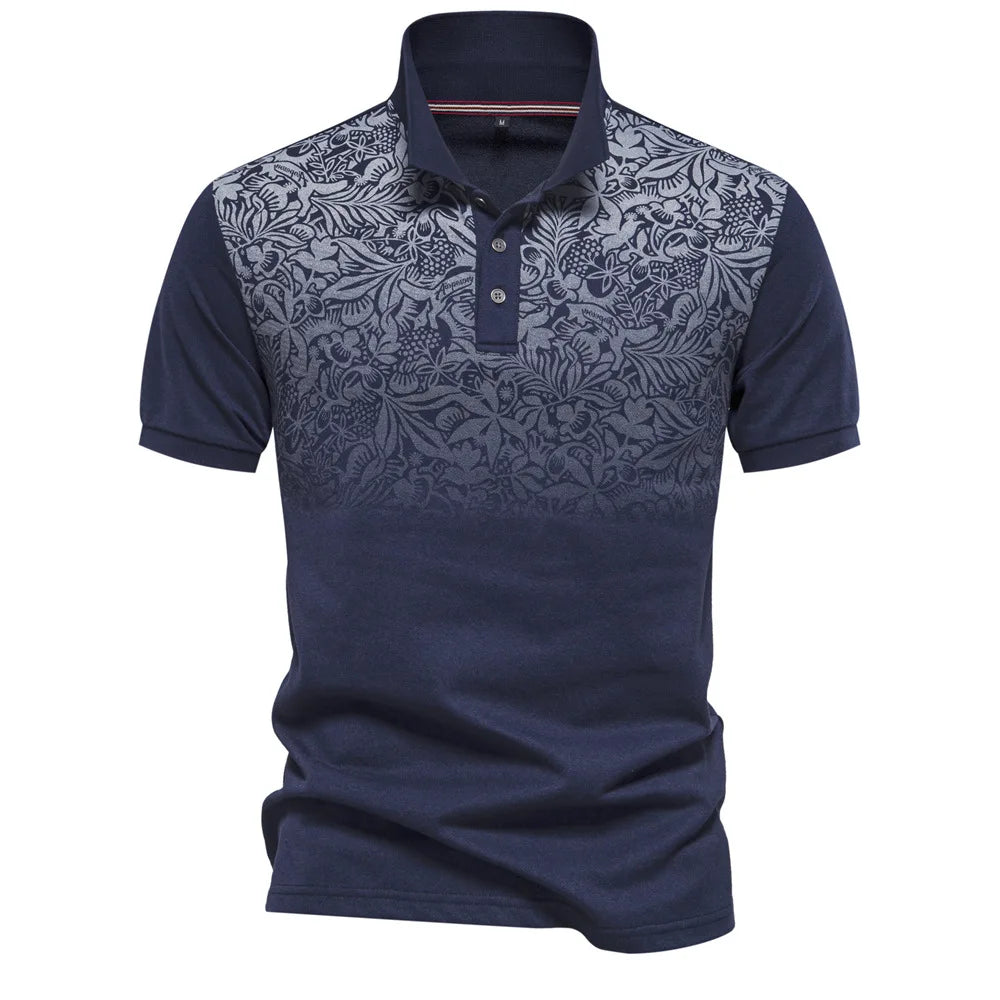 Camiseta polo masculina em azul marinho com estampa floral elegante no peito