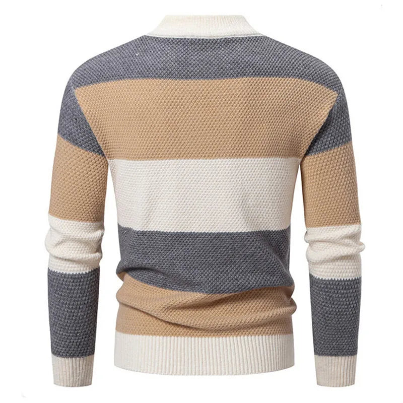 Casaco masculino FAVOCENT em malha com listras nas cores marrom, cinza e branco, ideal para o inverno.
