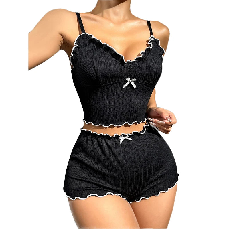 Camisola decote em v preta com detalhes em renda, ideal para conforto e estilo no pijama feminino