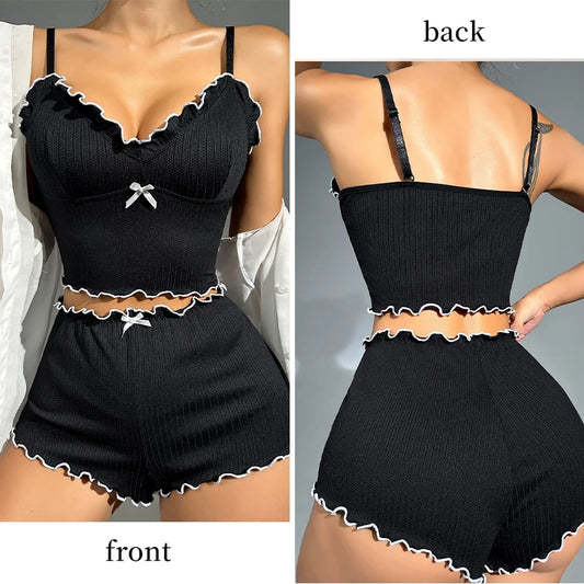 Camisola decote em v preta com detalhes em renda e shorts combinando para o conforto feminino