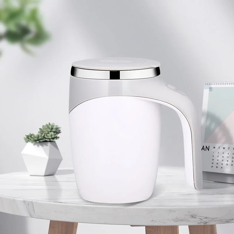 Caneca elétrica de café com design moderno e tampa, ideal para agitação automática de bebidas quentes