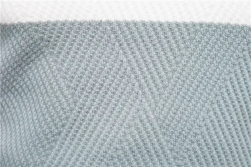 Detalhe em tecido do casaco suéter masculino quente LONSDALE com padrão texturizado em tom suave
