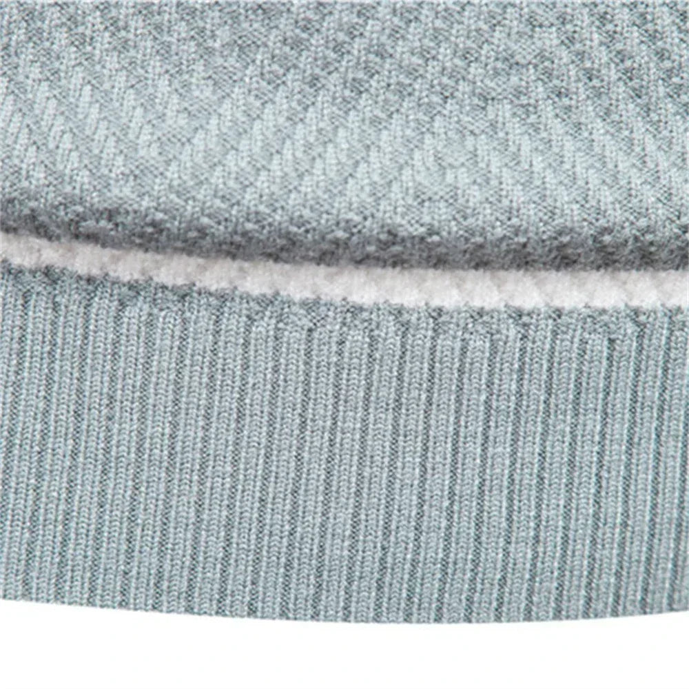 Detalhe do casaco suéter masculino quente LONSDALE em tom azul claro com texturas distintas
