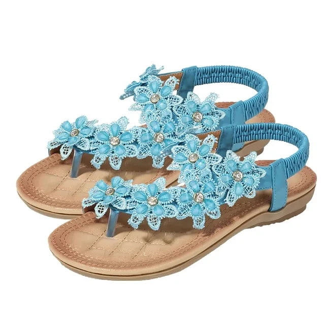 Sandálias femininas com flores em azul, detalhadas com pedras brilhantes e design confortável