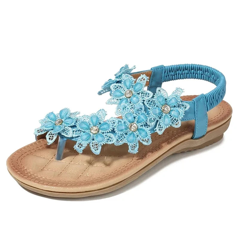 Sandálias femininas com flores em azul, detalhes em strass e sola confortável para o verão