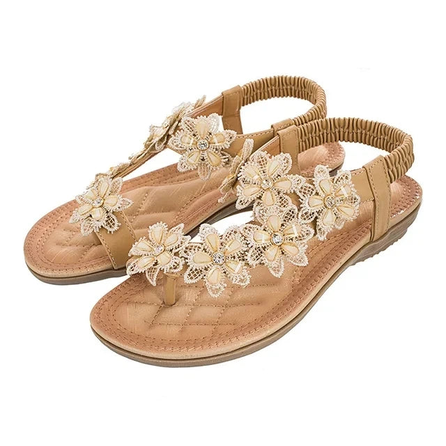 Sandálias femininas com flores em tom nude, com detalhes em rendas e palmilha macia para conforto.