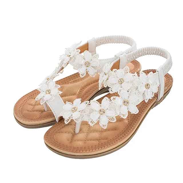 Sandálias femininas com flores brancas e detalhes em strass, perfeitas para o verão