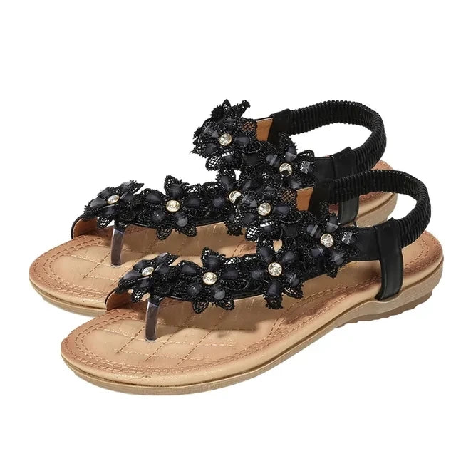 Sandálias femininas com flores em preto com detalhes em strass para um visual elegante
