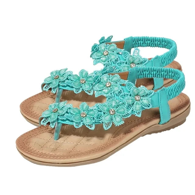 Sandálias femininas com flores em tom azul claro, com detalhes de pérolas e tiras confortáveis