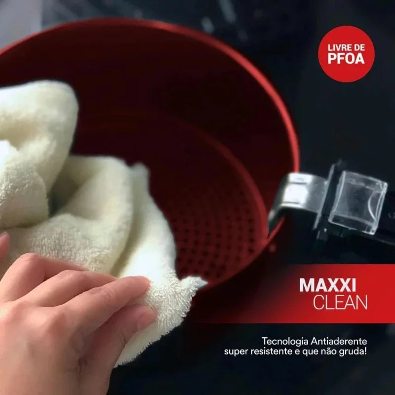 Interior da fritadeira de ar chef gourmet 4,2 litros sendo limpo com pano macio e tecnologia antiaderente