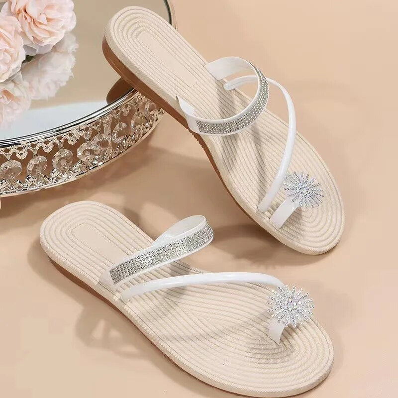 Chinelos planos femininos YBQJOO com detalhe de strass em tom claro e design elegante