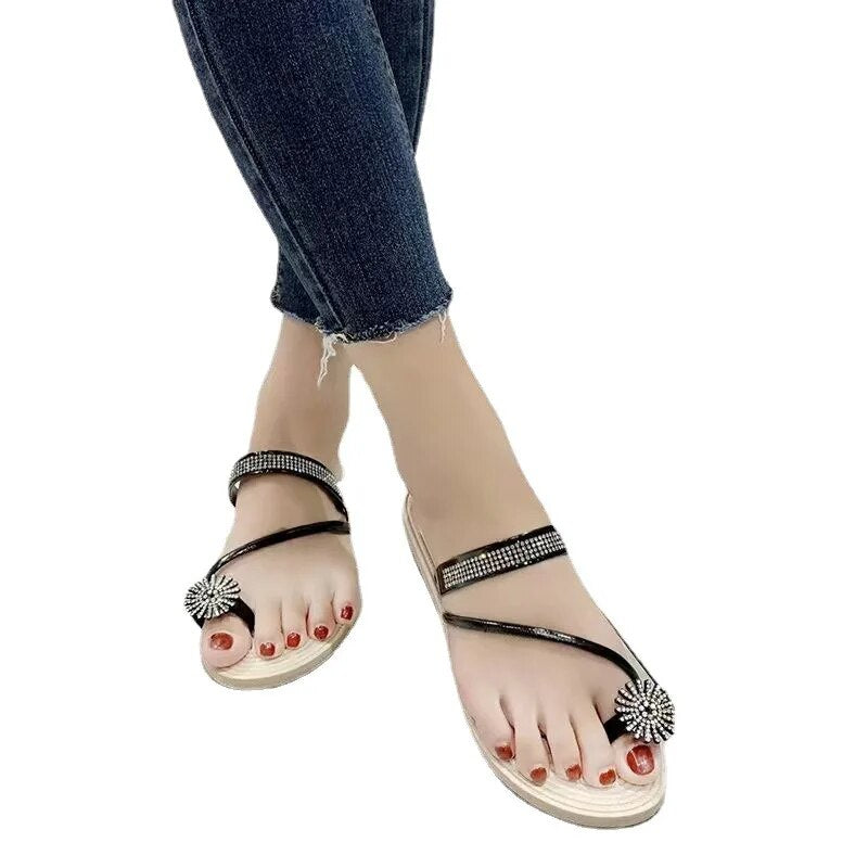 Chinelos planos femininos YBQJOO com detalhes em strass, perfeitos para o verão e conforto diário