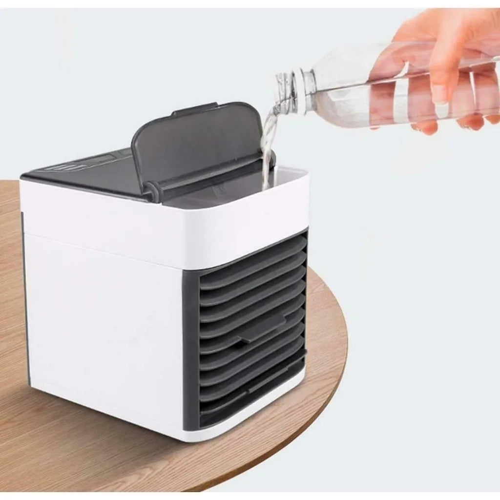 Umidificador de ar portátil DAFU com climatizador pessoal 3 velocidades sendo abastecido com água