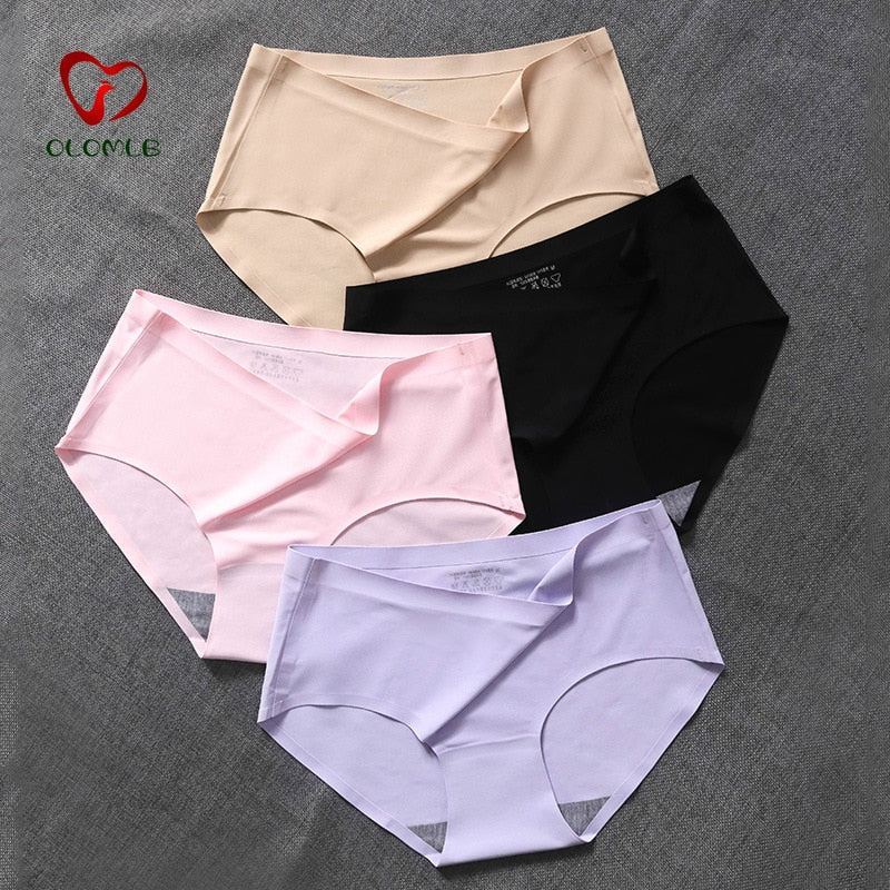 Conjunto de calcinhas seda em quatro cores: bege, preto, rosa e lilás, com design confortável e suave