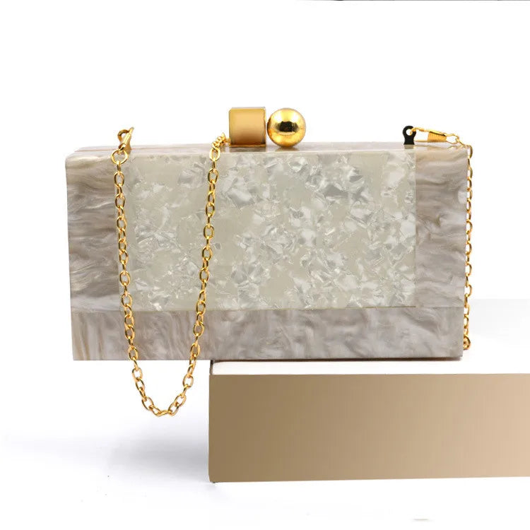 Clutch bege de luxo com corrente dourada e design elegante para ocasiões especiais