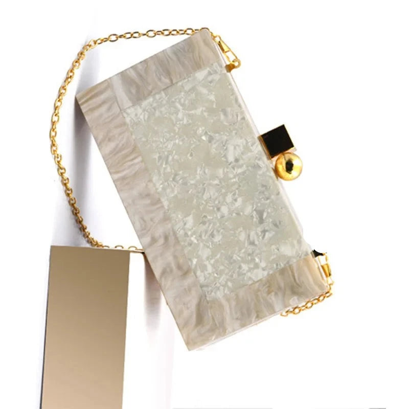 Clutch bege de luxo com design elegante e detalhes dourados, ideal para ocasiões especiais
