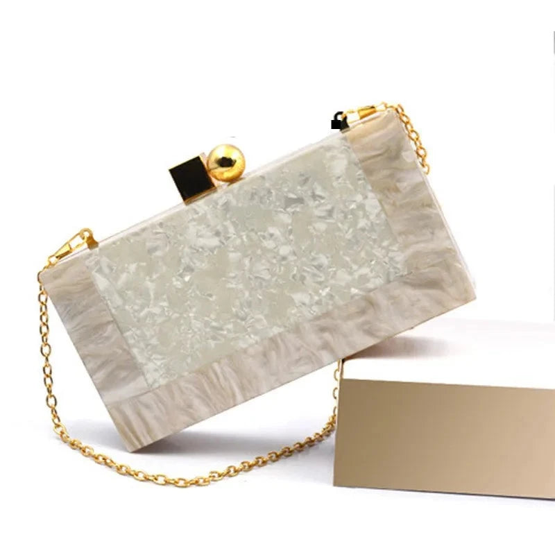 Clutch bege de luxo com efeito marmorizado e corrente dourada elegante