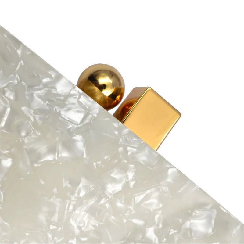 Clutch bege de luxo com detalhes metálicos em ouro e design moderno e elegante
