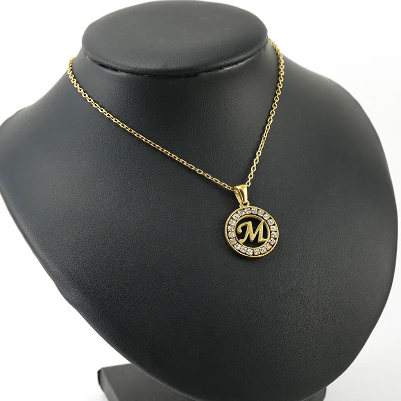 Colar charme feminino personalizado com pingente redondo em ouro e letras adornadas com strass