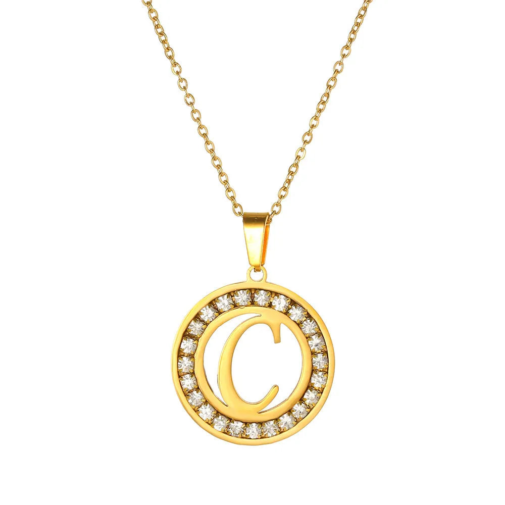 Colar charme feminino personalizado com pingente dourado e pedras brilhantes em formato de letra C