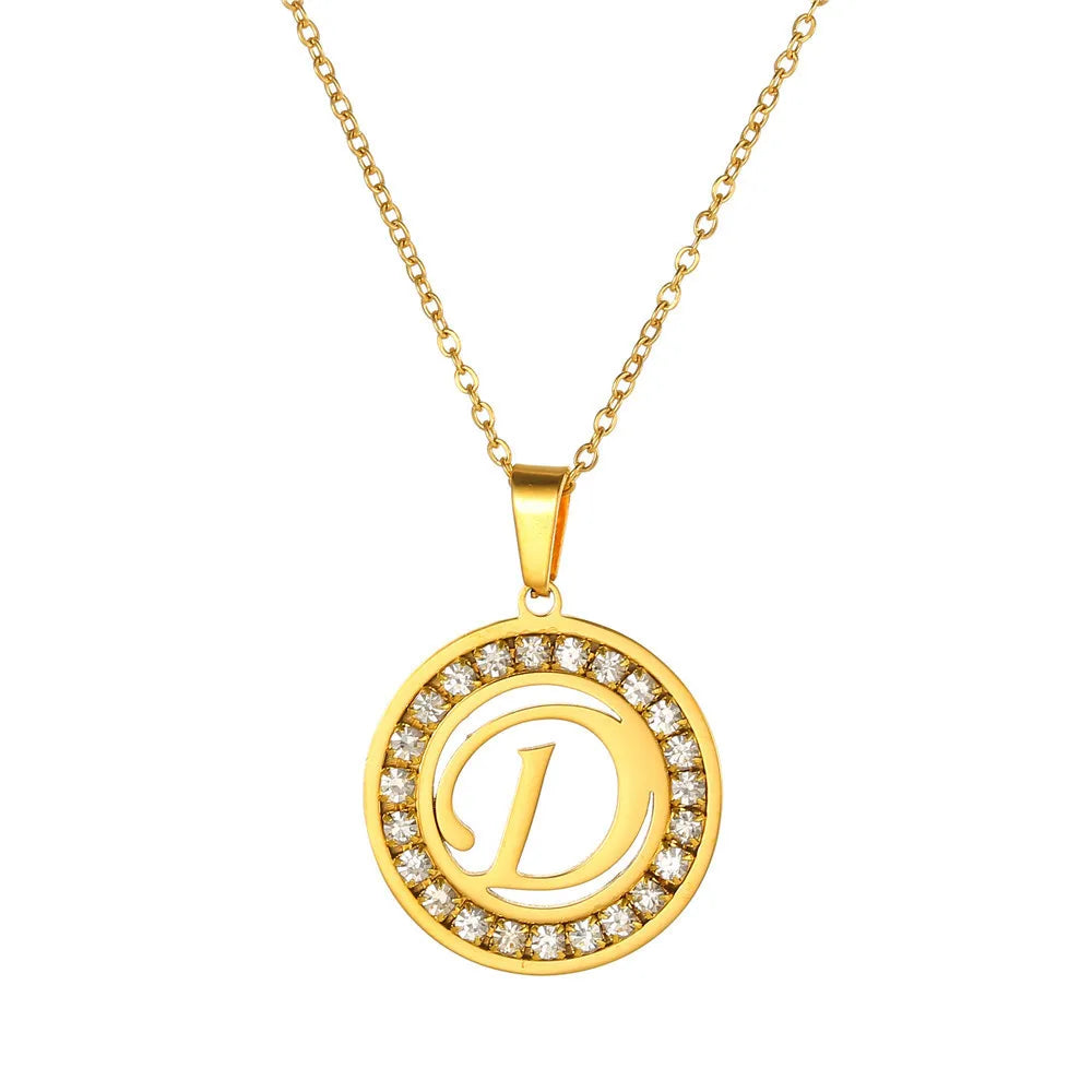 Colar charme feminino personalizado com pingente dourado e pedras brilhantes na borda