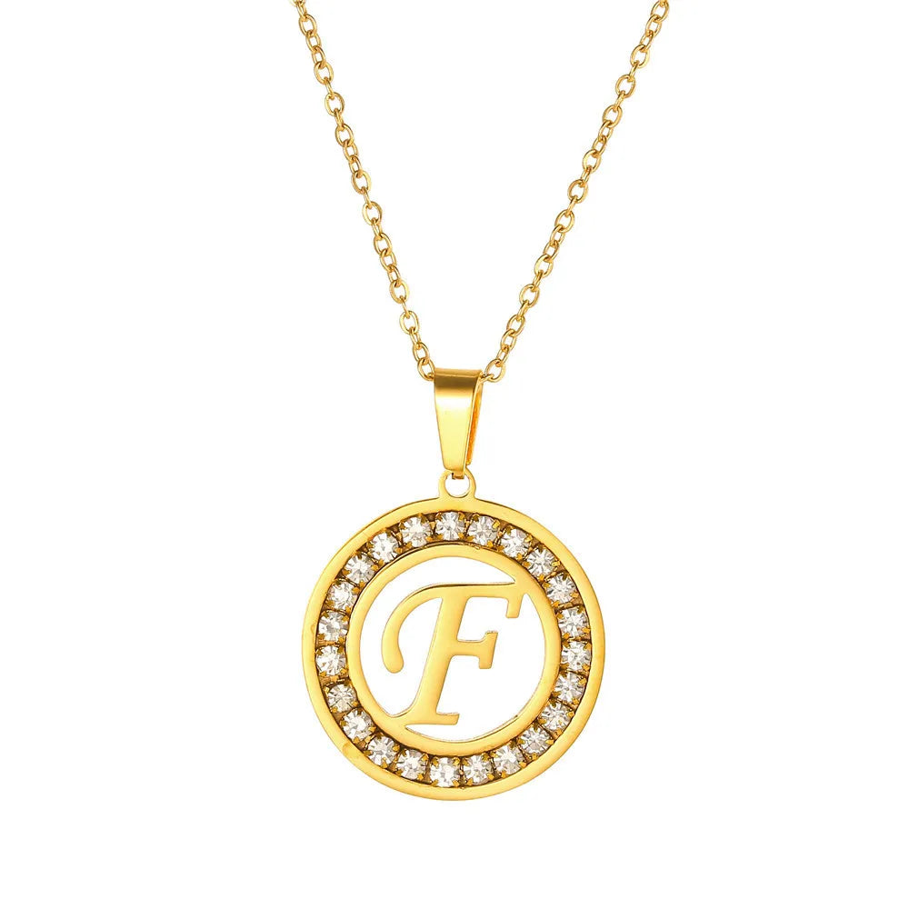 Colar charme feminino personalizado com pendente dourado e detalhes de strass brilhantes