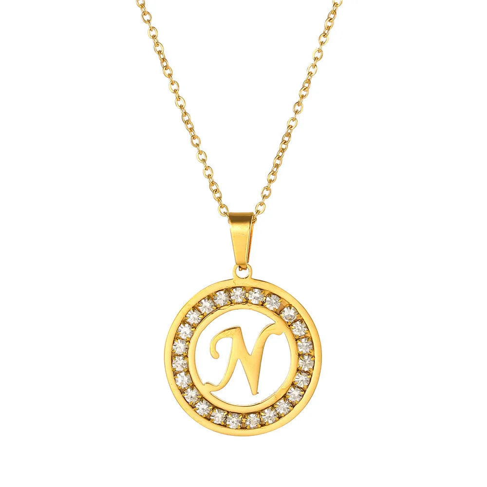 Colar charme feminino personalizado com pingente redondo dourado e letra N adorned com pedras brilhantes