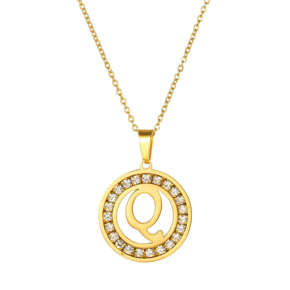 Colar charme feminino personalizado em ouro com pendente circular e detalhes em strass.